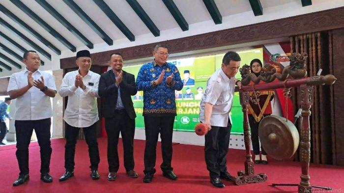 Launching Program Sarjana Desa oleh Plt. Bupati Malang Didik Gatot Subroto bersama Wakil Menteri Desa dan Pembangunan Daerah Tertinggal (Wamendes PDT) Ahmad Riza Patria di Pendopo Kabupaten Malang, Senin (18/11/2024).     Artikel ini telah tayang di SuryaMalang.com dengan judul Plt. Bupati Malang Bersama Wamendes PDT Launching Program Sarjana Daerah, https://suryamalang.tribunnews.com/2024/11/18/plt-bupati-malang-bersama-wamendes-pdt-launching-program-sarjana-daerah. Penulis: Luluul Isnainiyah | Editor: Dyan Rekohadi
